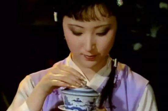 女士喝茶優(yōu)雅姿勢，女士正確喝茶姿勢禮儀