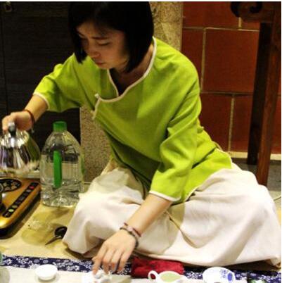 女士喝茶的手勢，女人正確喝茶手勢姿勢圖