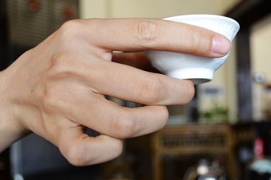 女士喝茶的手勢，女人正確喝茶手勢姿勢圖