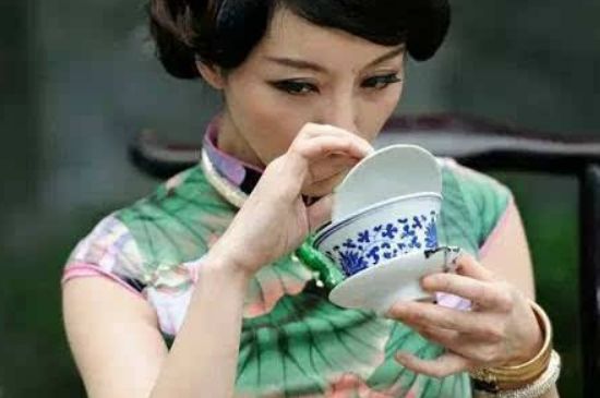 女士喝茶優(yōu)雅姿勢，女士正確喝茶姿勢禮儀
