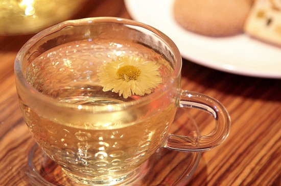 經(jīng)常菊花泡水好嗎，喝菊花茶有什么好處？