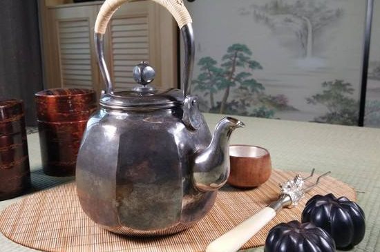 銀壺燒水后水里有黑色的東西，為什么銀壺里有黑點