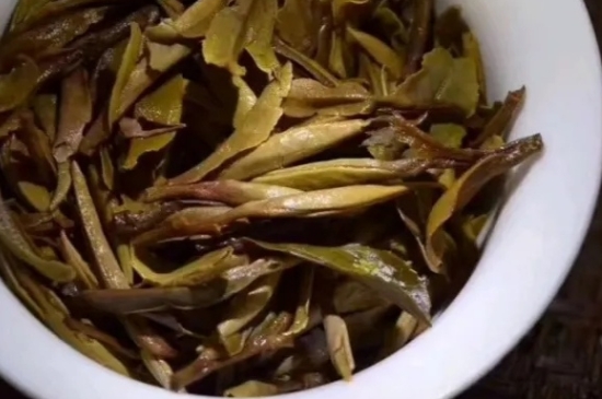 老白茶上火還是去火？夏季喝煮的老白茶會容易上火！