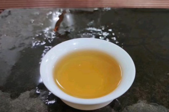 新舊白茶怎么區(qū)分，怎么分辨白茶是新還是舊