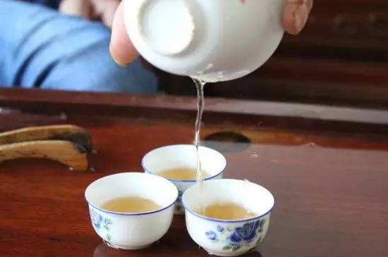 鴨屎香單叢雪片茶的特點，鳳凰雪片茶有什么特點？