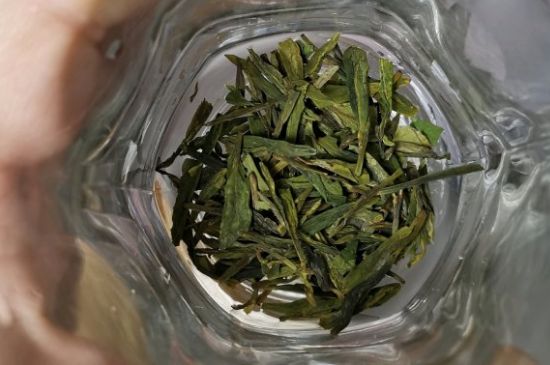 龍井茶放二年了能喝嗎，過(guò)期龍井茶的妙用！