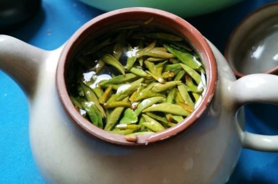 龍井茶放二年了能喝嗎，過(guò)期龍井茶的妙用！