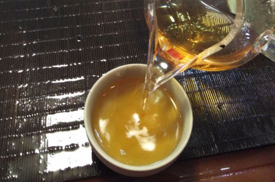 女人喝金駿眉的好處和壞處，女性喝金駿眉可減肥養(yǎng)顏