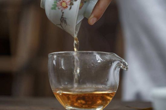 福鼎白茶要喝老的嗎，為什么喝白茶要喝老茶存新茶？
